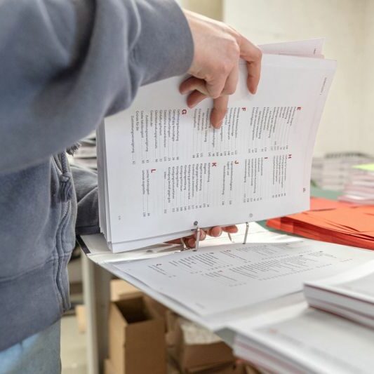 Handarbeit Ordnerkonvektionierung bei Wiesendanger medienin Murnau